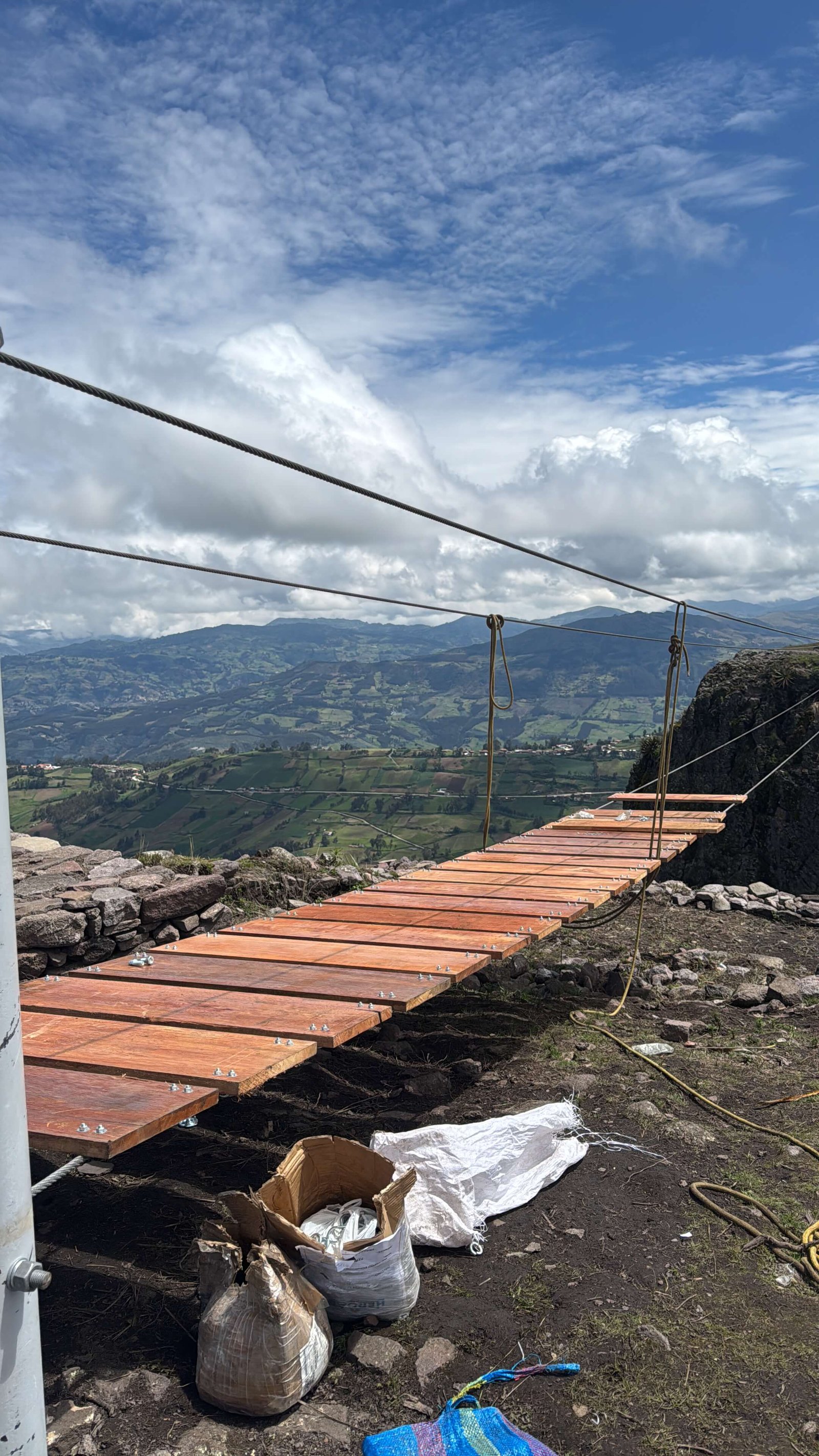 Construcción de puente tibetano colgante para turismo de aventura